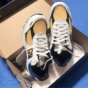 New Balance 2002R Vibrant Apricot Men’s Size 8.5  White Blue Shoes M2002RGW